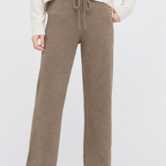 Uniqulo GREEN matching fuzzy set - Picture 3 of 3